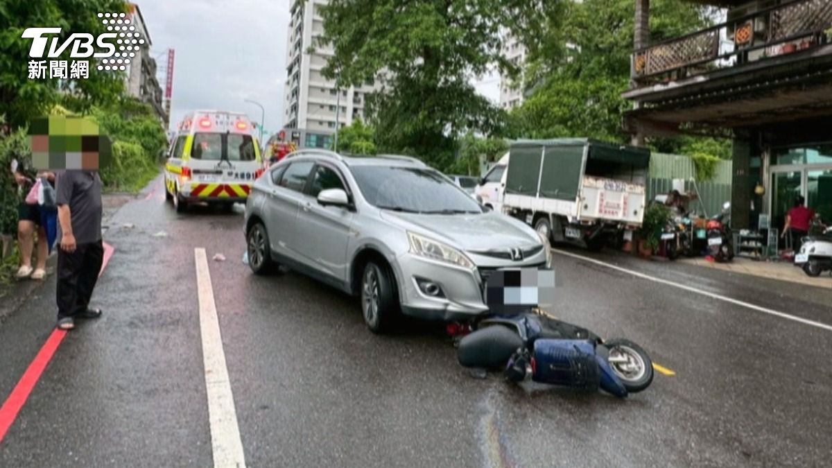 40歲女騎士雨天騎車莫名急煞自摔,「6秒後」慘遭小客車輾過。(圖/TVBS)