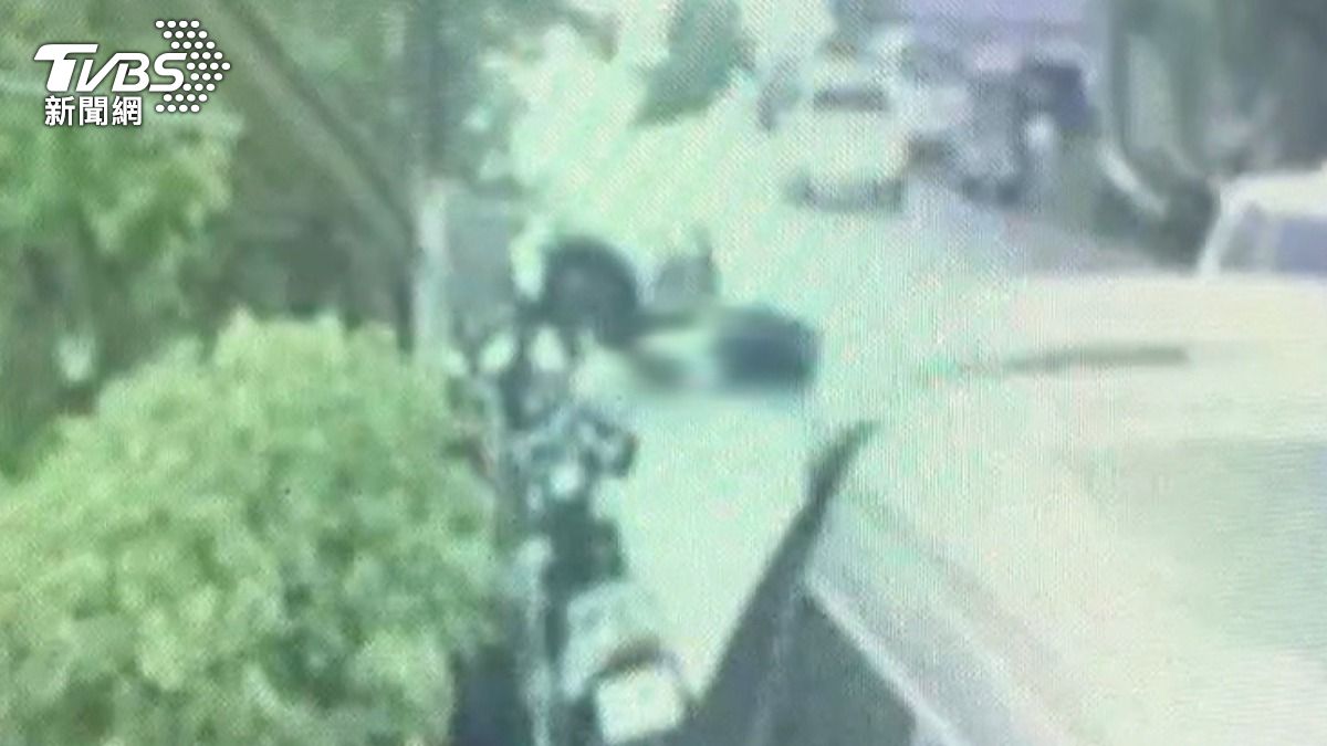 小客車開出巷口,疑未發現地上有躺人繼續行駛,導致女騎士被壓車底。(圖/TVBS)