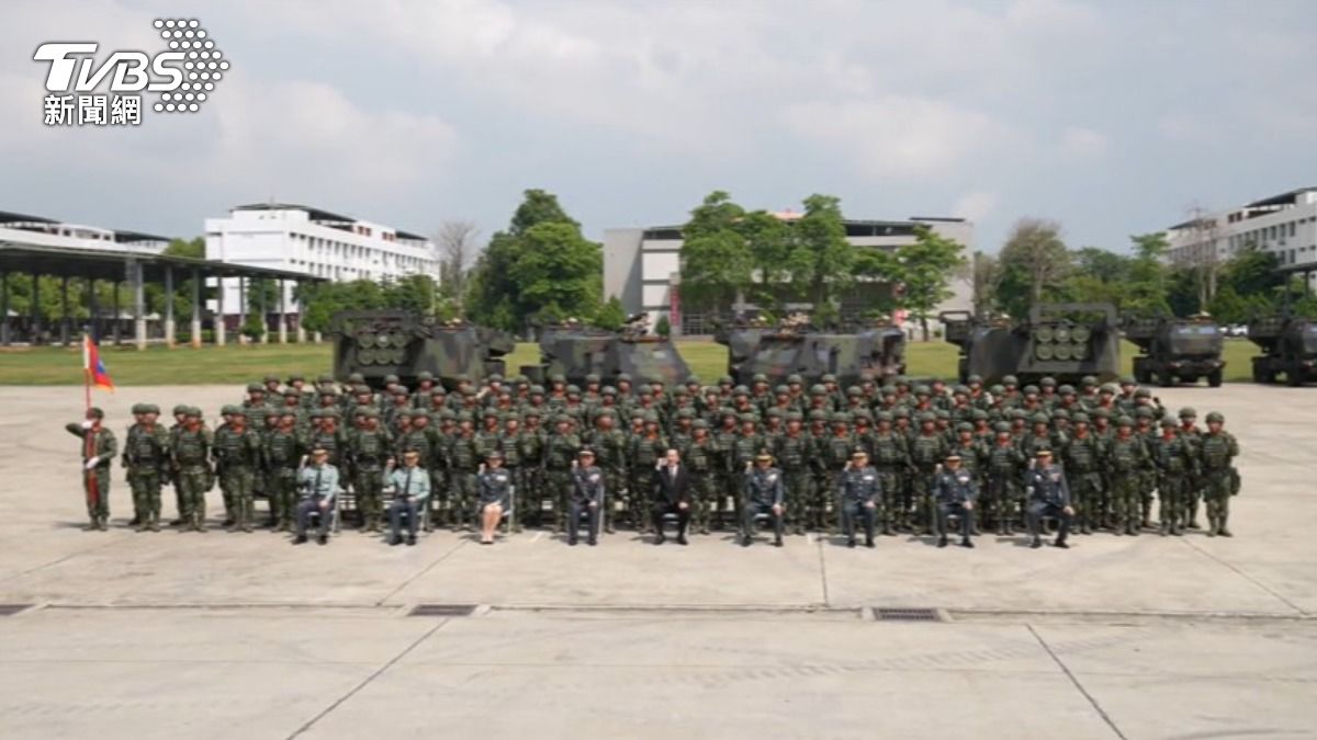 海馬士多管火箭彈飛彈連7月4日正式成軍，國防部長顧立雄親自主持典禮。（圖／國防部提供）