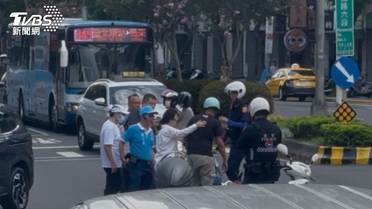 台中市長盧秀燕,下車關心擦撞的機車騎士。(圖/TVBS)