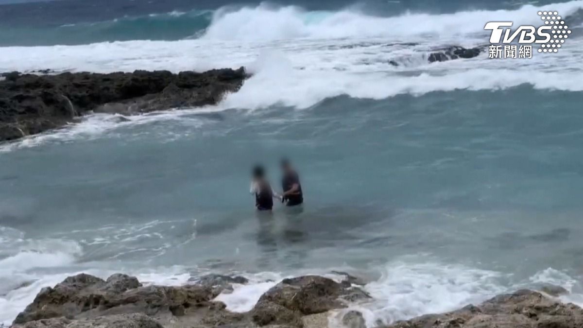 氣象署已經發布「丹娜絲」海警，小琉球仍有遊客「下海戲水」 ，最高恐罰25萬。（圖／TVBS）