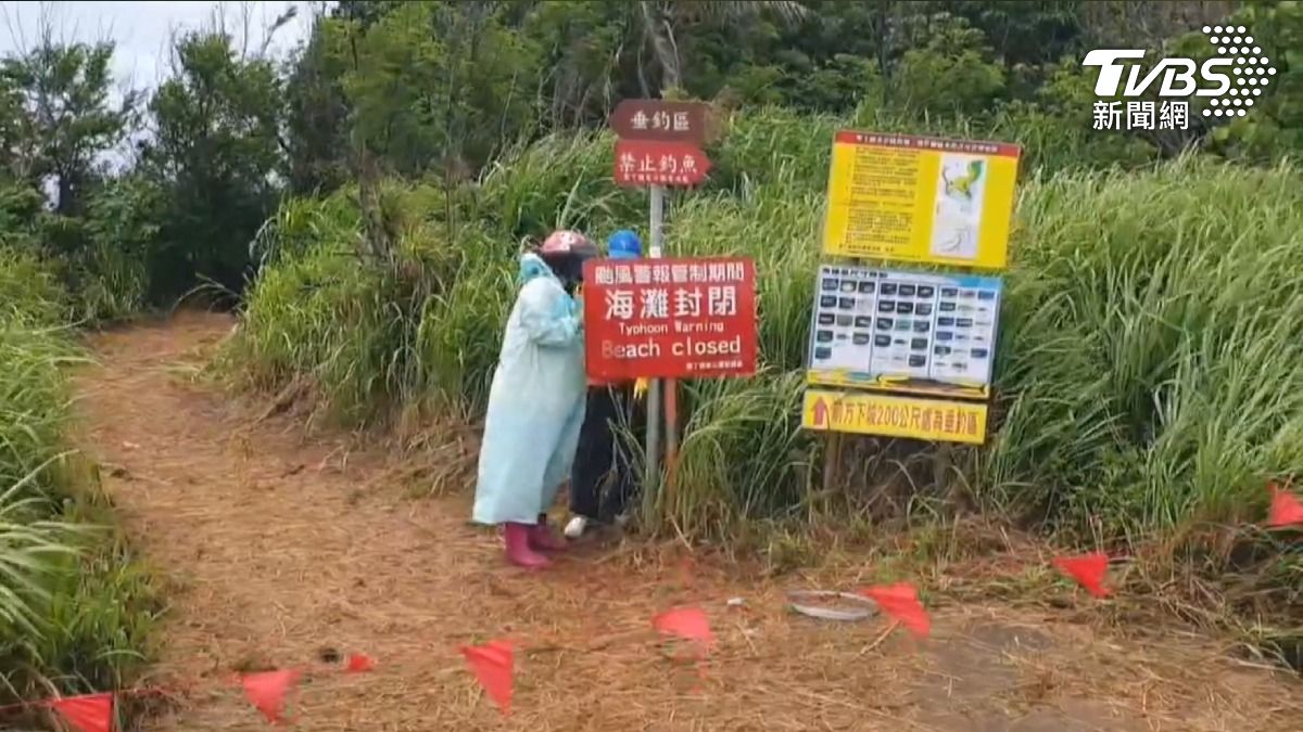 隨著颱風持續逼近台灣，屏東墾丁知名的萬里桐沙灘、後壁湖以及漁村公園已拉起紅線封閉，禁止遊客下水。（圖／TVBS）