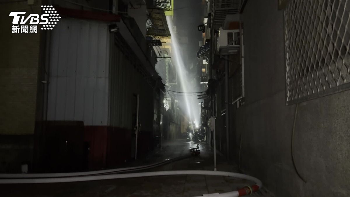 萬華公寓起火,疑似是因為電線走火。(圖/TVBS)