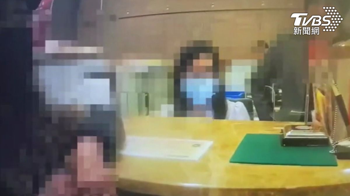 台北市一名7旬婦人欲領1800萬元現金,行員察覺有異報警。(圖/TVBS)