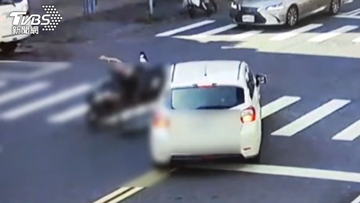 白色小客車左轉撞上機車騎士。(圖/TVBS)