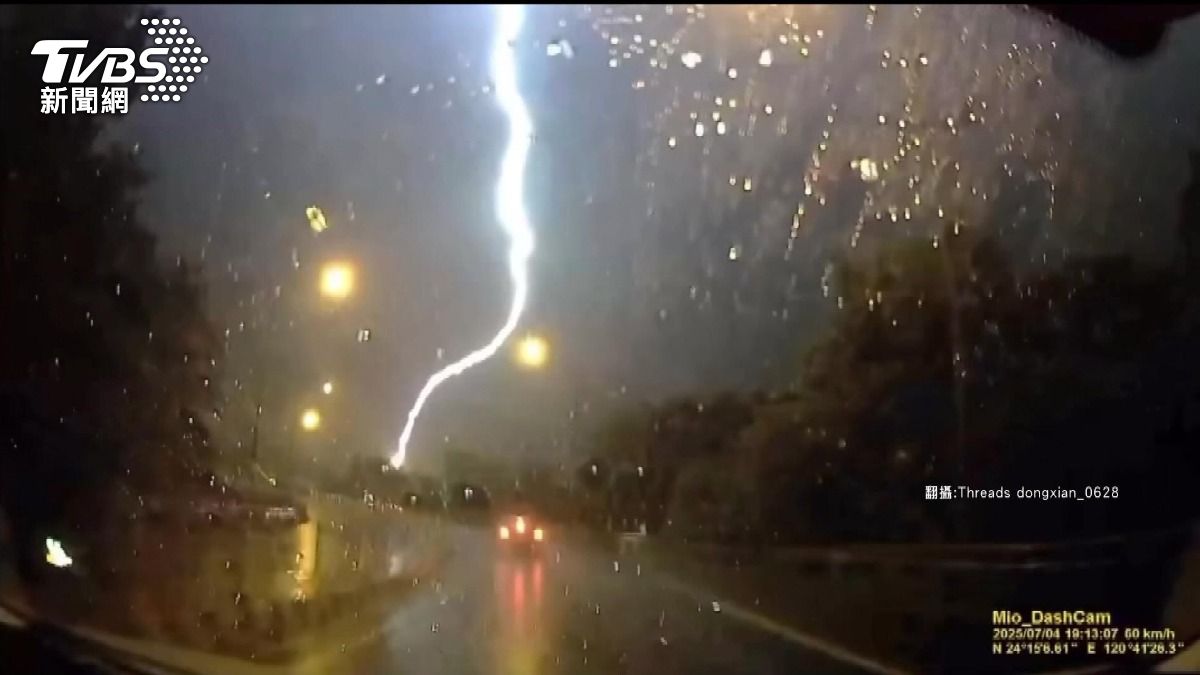 苑裡暴雨視線不良!婦載9歲兒撞電桿亡,機車噴飛零件。(圖/TVBS)