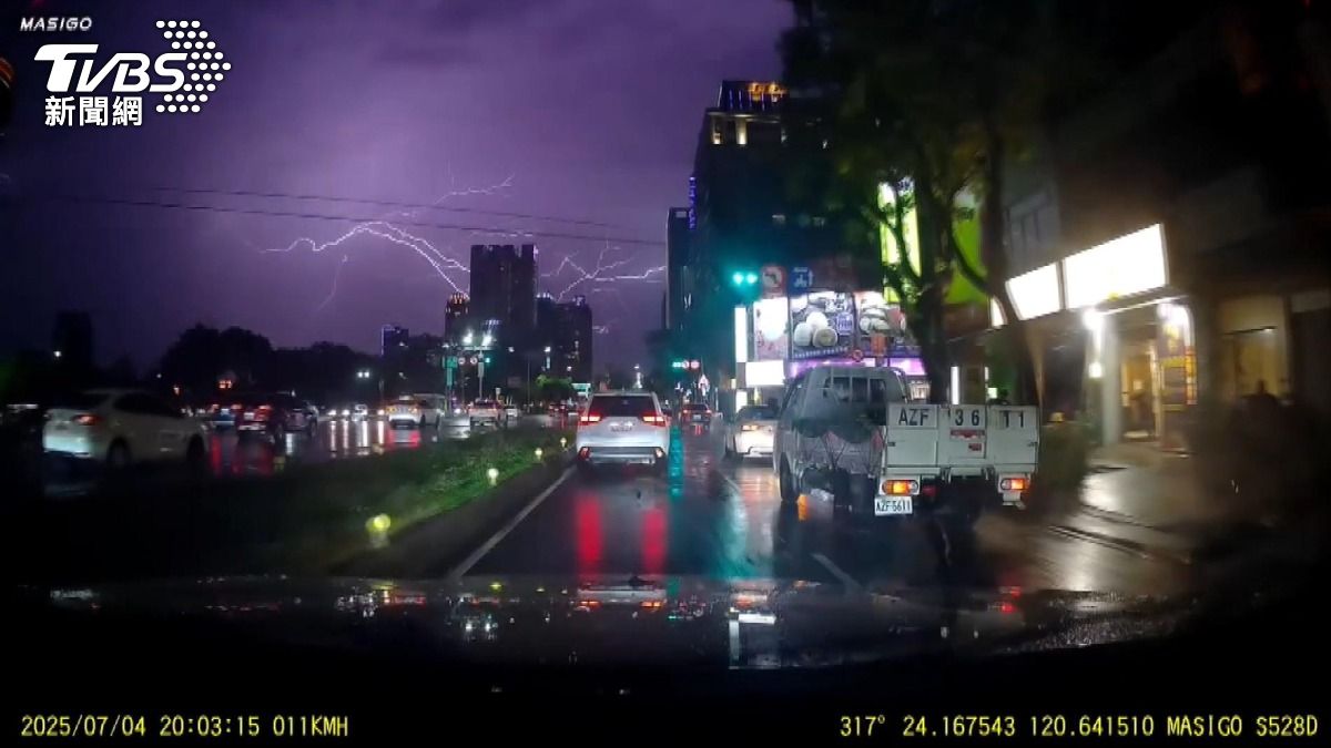 惡劣天候釀悲劇!母載兒暴雨中撞電桿,天人永隔。(圖/TVBS)