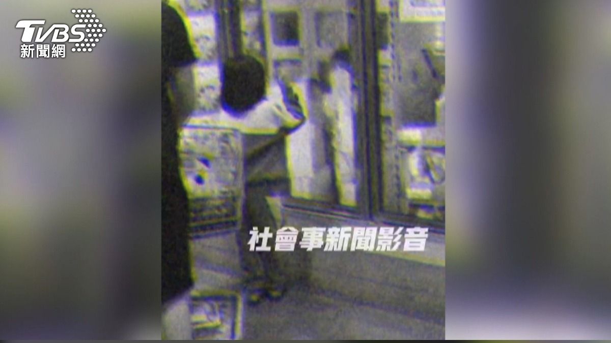 童鑽冰箱「避暑」！衛生局急查，家長無視。(圖／民眾提供)