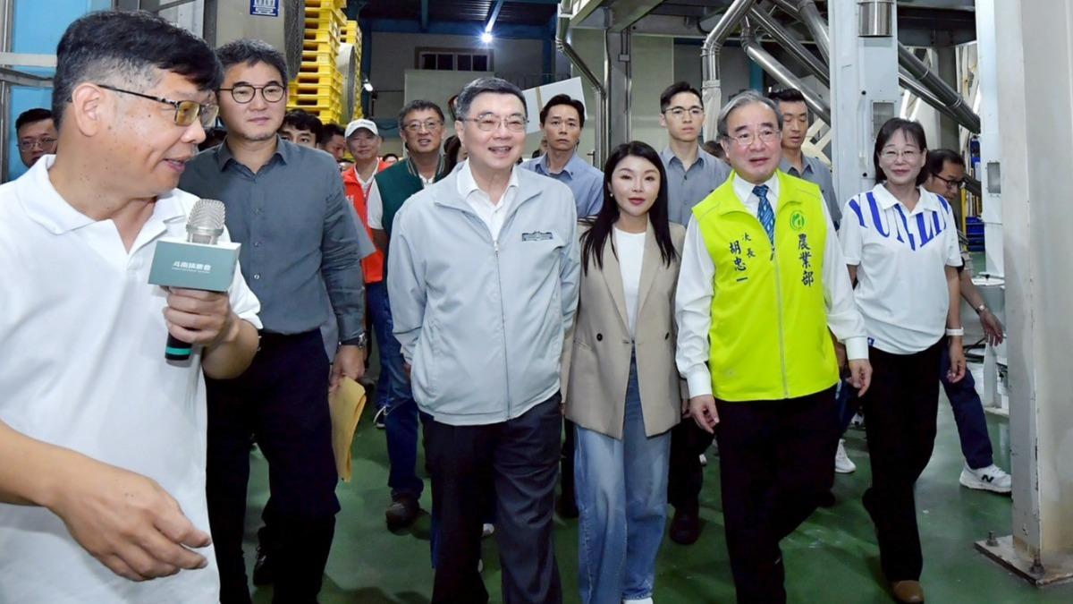 卓榮泰視察「斗南鎮農會精米工場公糧儲備情形」,民進黨立委劉建國、國民黨立委張嘉郡也陪同。(圖/行政院提供)