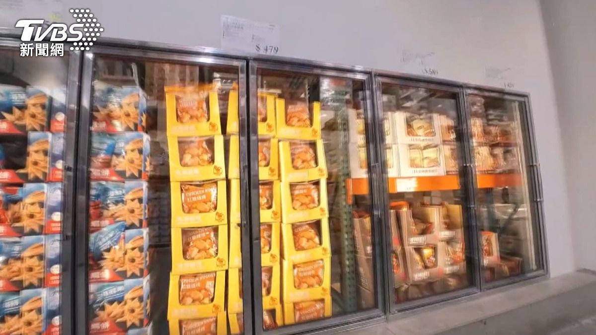 台中童「進冰箱避暑」，家長無視引眾怒!(圖／民眾提供)