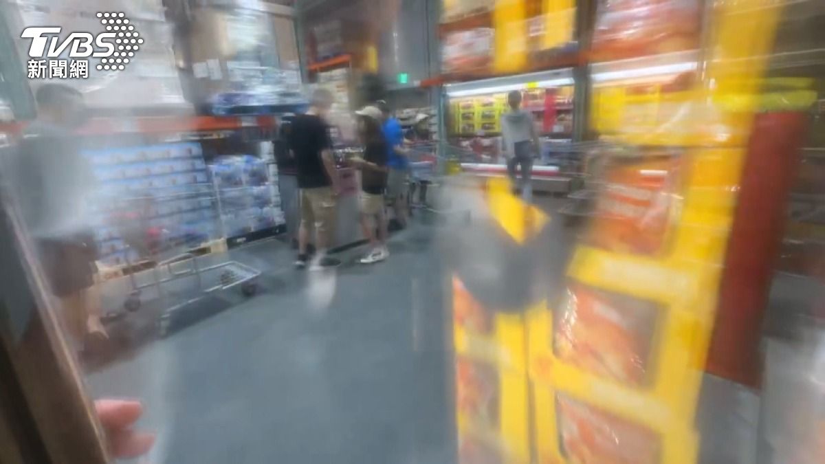 台中賣場冰箱變遊樂場！孩童輪流進出避暑，衛生局出動了。(圖／民眾提供)