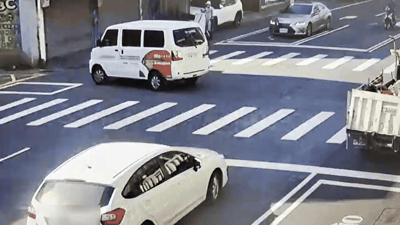 桃園八德車禍,騎士當場噴飛。(圖/TVBS)
