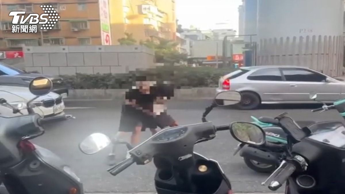 行車糾紛2騎士當街互毆。(圖/TVBS)