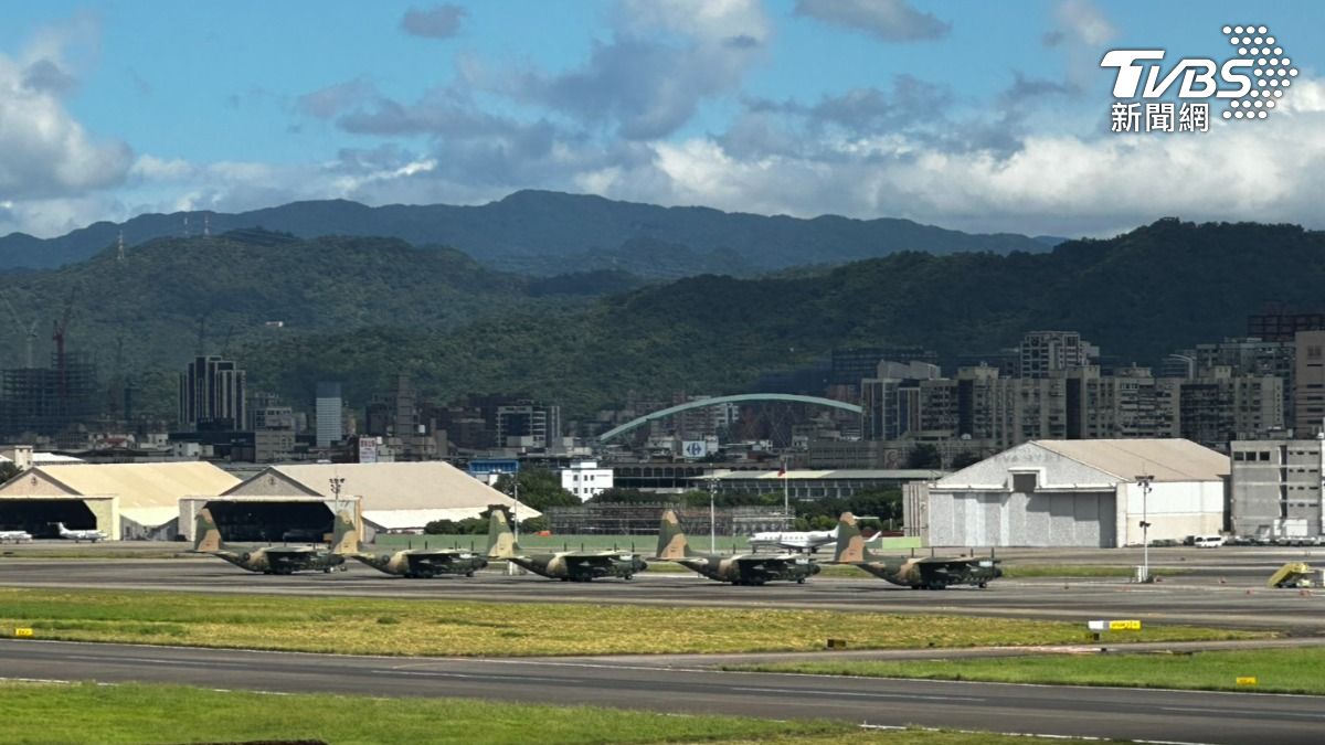 「丹娜絲」威力不容小覷 國軍5架C-130運輸機北上防颱