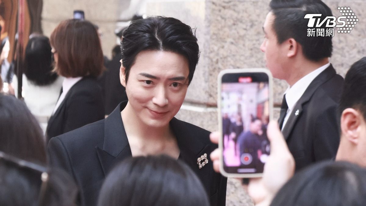 李浚赫帥到媒體的手機失焦,未能成功捕捉畫面。(圖/張哲鳴攝)