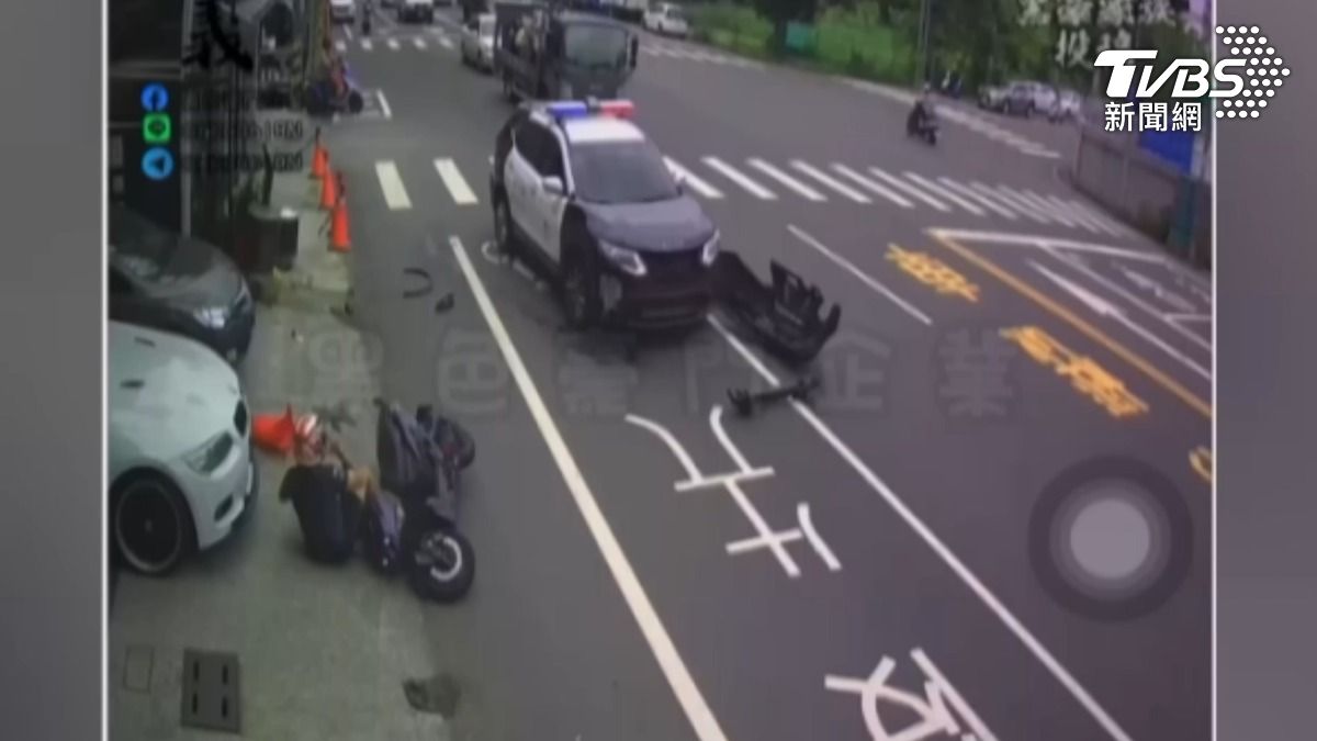 員警執勤遇意外！警車迴轉撞機車　29歲騎士摔車手腳受傷，警車保險桿都飛落。（圖／TVBS）