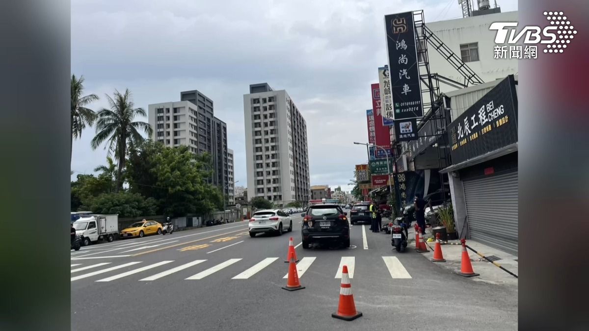 警車取出勤「一個大迴轉」先碰撞機車！紅單開不了，違停逃過一劫　。（圖／TVBS）