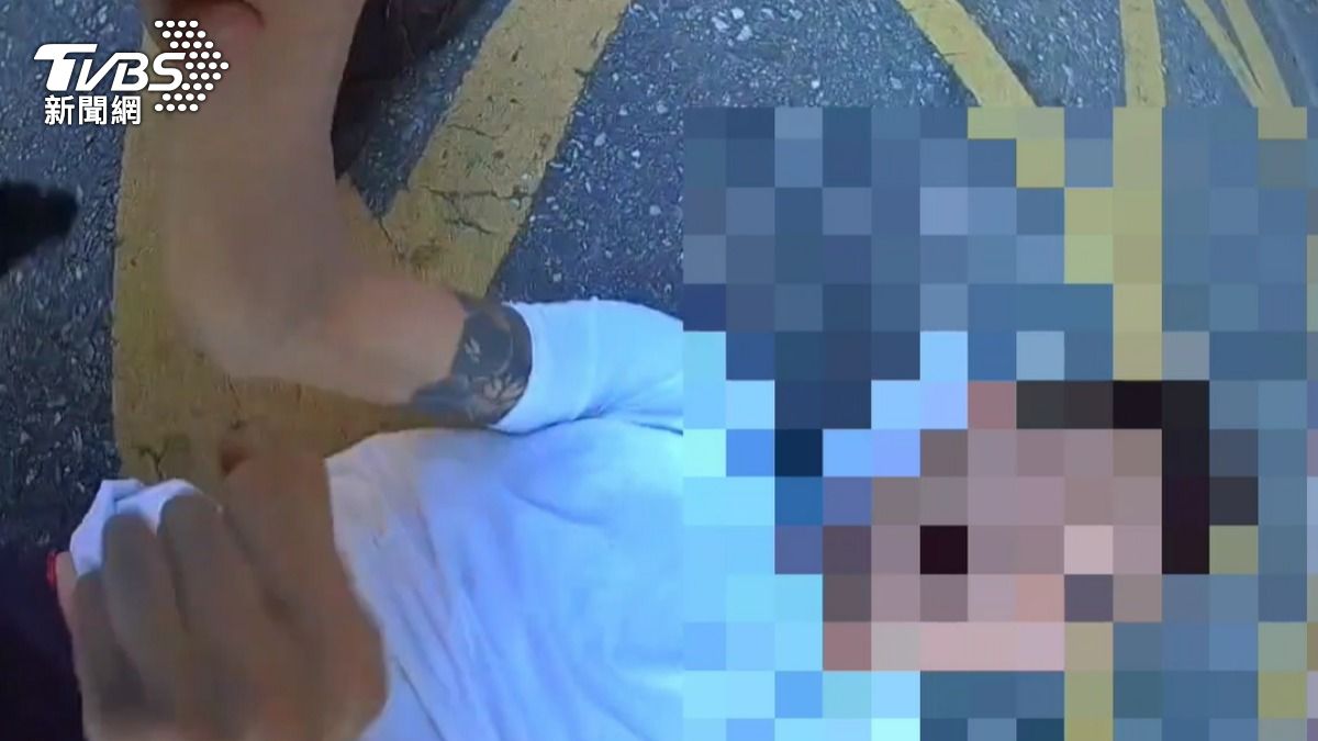 黃男丟K他命到水溝裡，員警當場將他壓制在地。（圖／TVBS）