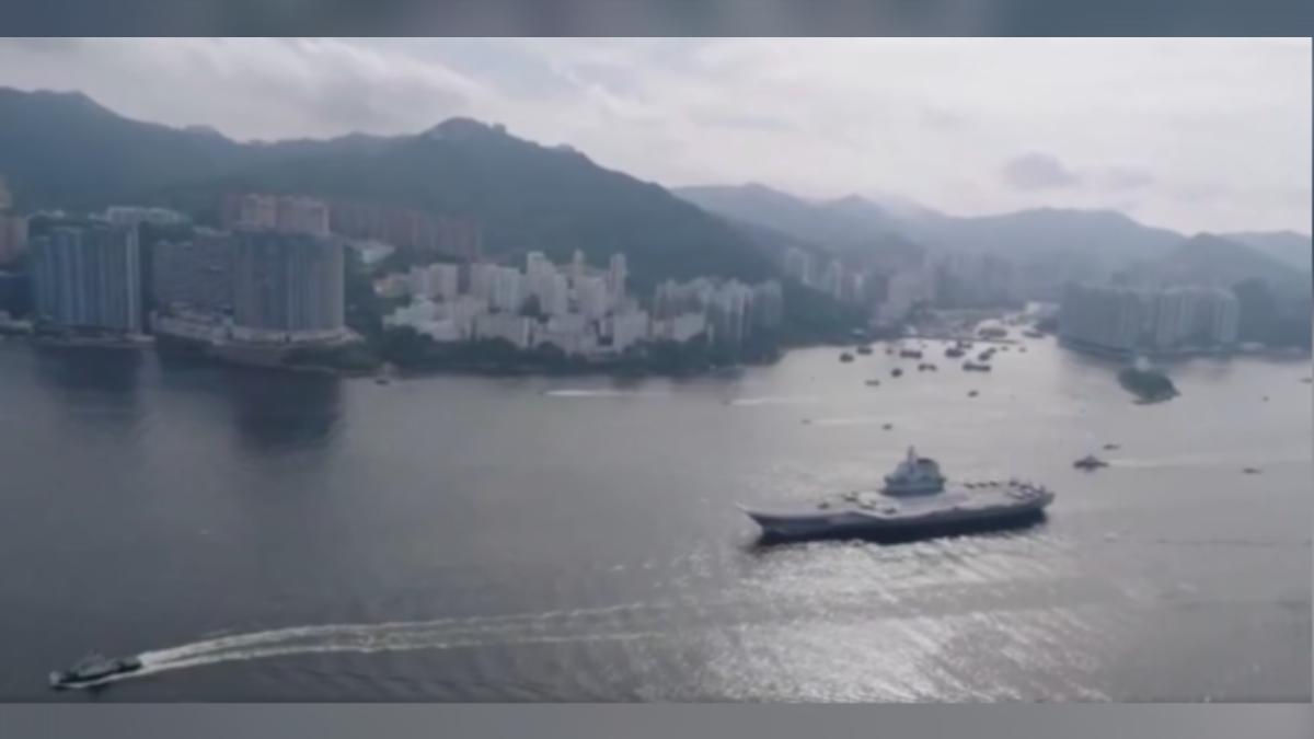 中共解放軍航母山東艦、湛江艦、運城艦,周末開放香港民眾登艦參觀,共1萬張門票被秒殺。(圖/CCTV+)