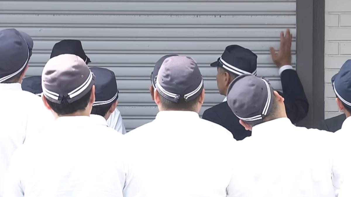 有片/日警搜索反差大 拍門喊「大阪啦!」網笑:哪邊才是黑道