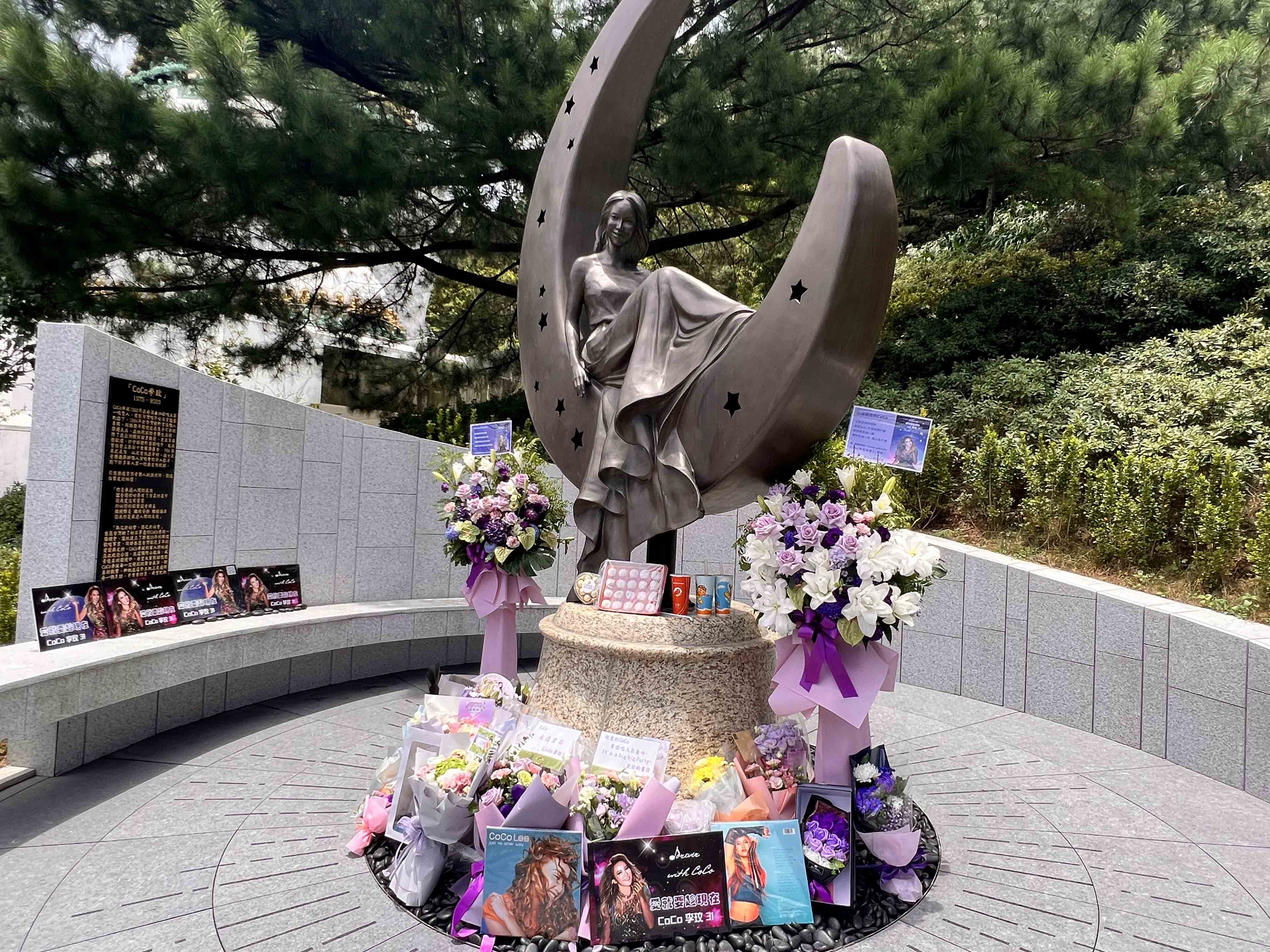 李玟歌迷去紀念碑紀念。(圖/COCO李玟台灣歌迷會提供)