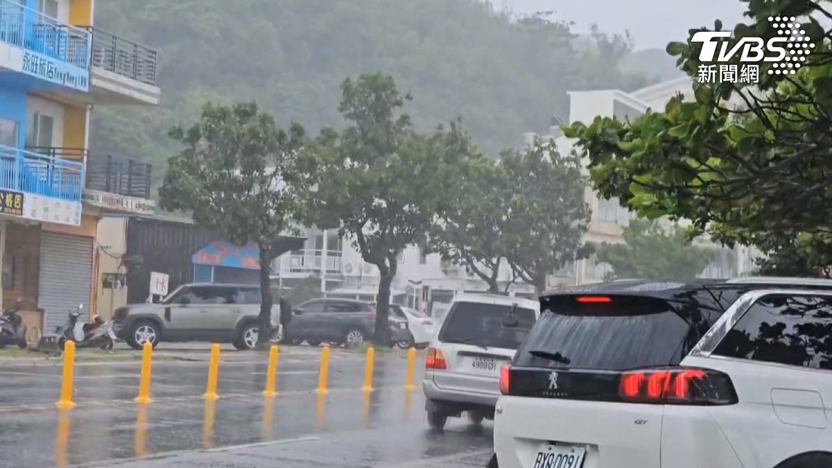 颱風攪局!墾丁大街慘剩4成營業,南灣沙灘拉上紅旗,禁止遊客進入。(圖/TVBS)
