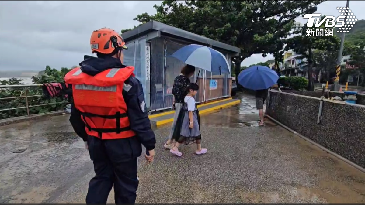 颱風攪局!墾丁大街慘剩4成營業,南灣沙灘拉上紅旗,禁止遊客進入。(圖/TVBS)