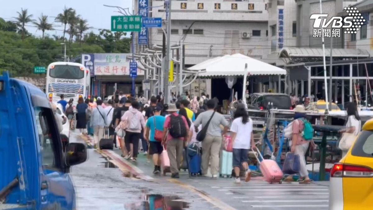 颱風接近,綠島、蘭嶼的遊客紛紛提前返回,富岡漁港擠滿提行李的遊客。(圖/TVBS)