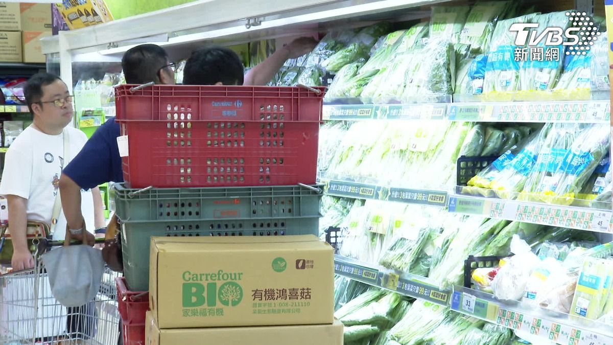 防颱作戰！量販店店員忙著補貨。（圖／TVBS）