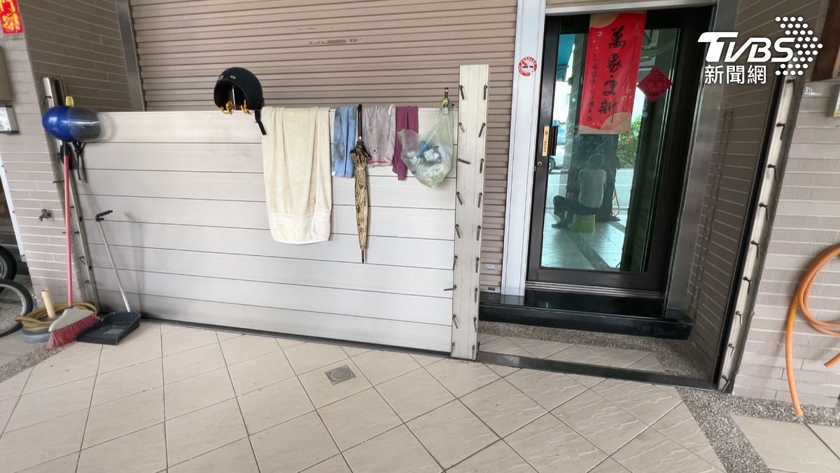 丹娜絲颱風持續靠近南台灣，就怕又發生去年颱風淹水慘況，高雄仁武住戶提早裝設防水閘門，準備沙包。（圖／TVBS）