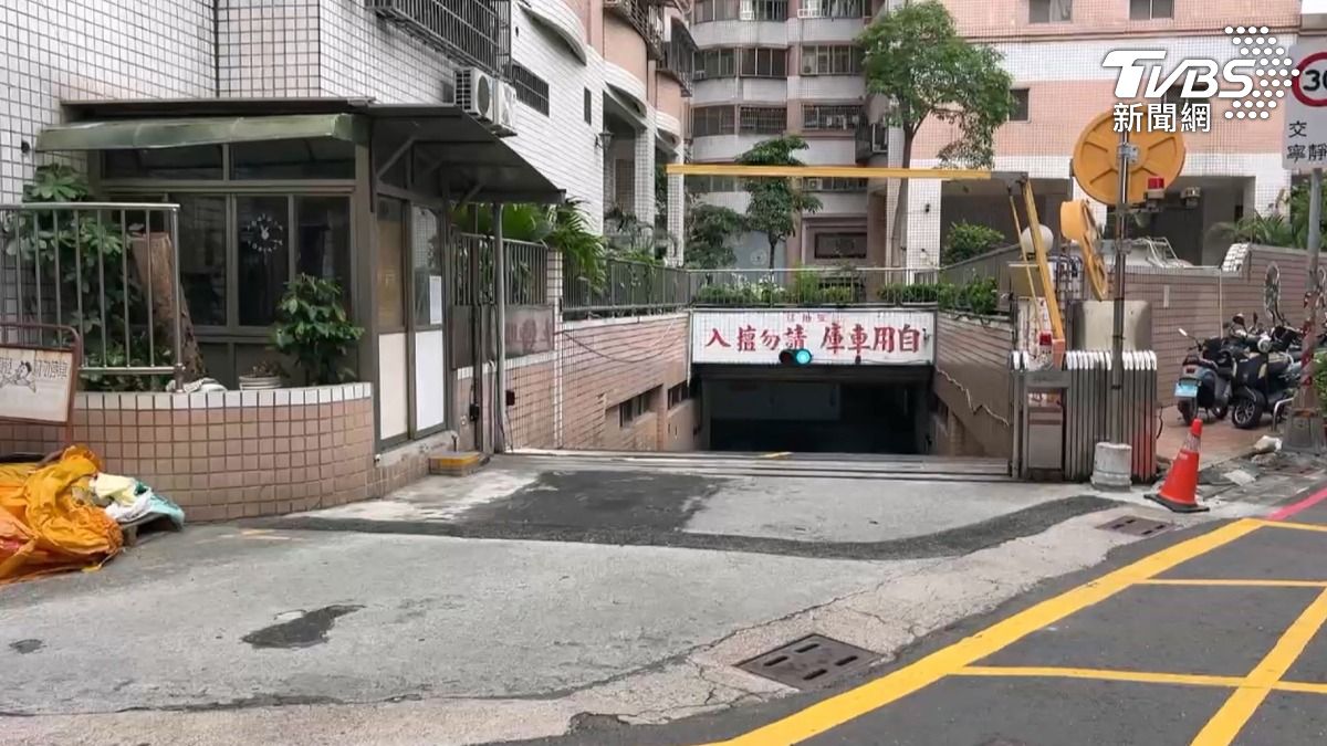 去年高雄三民區一處社區的地下停車場，800輛的汽車全都泡水，居民陰影仍在，已經進入備戰狀態。（圖／TVBS）