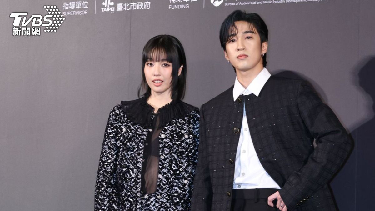 婁峻碩、王渝萱合體頒獎。(圖/張哲鳴攝)