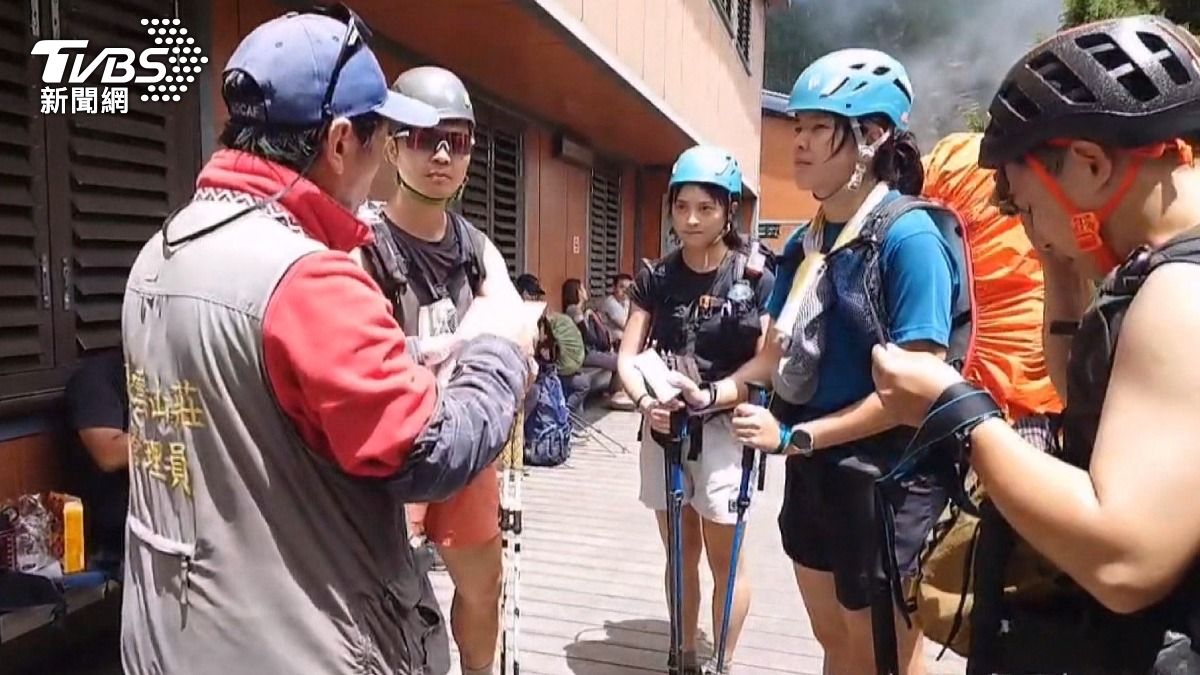玉山排雲山莊工作人員,勸導登山客提前下山避險。(圖/TVBS)