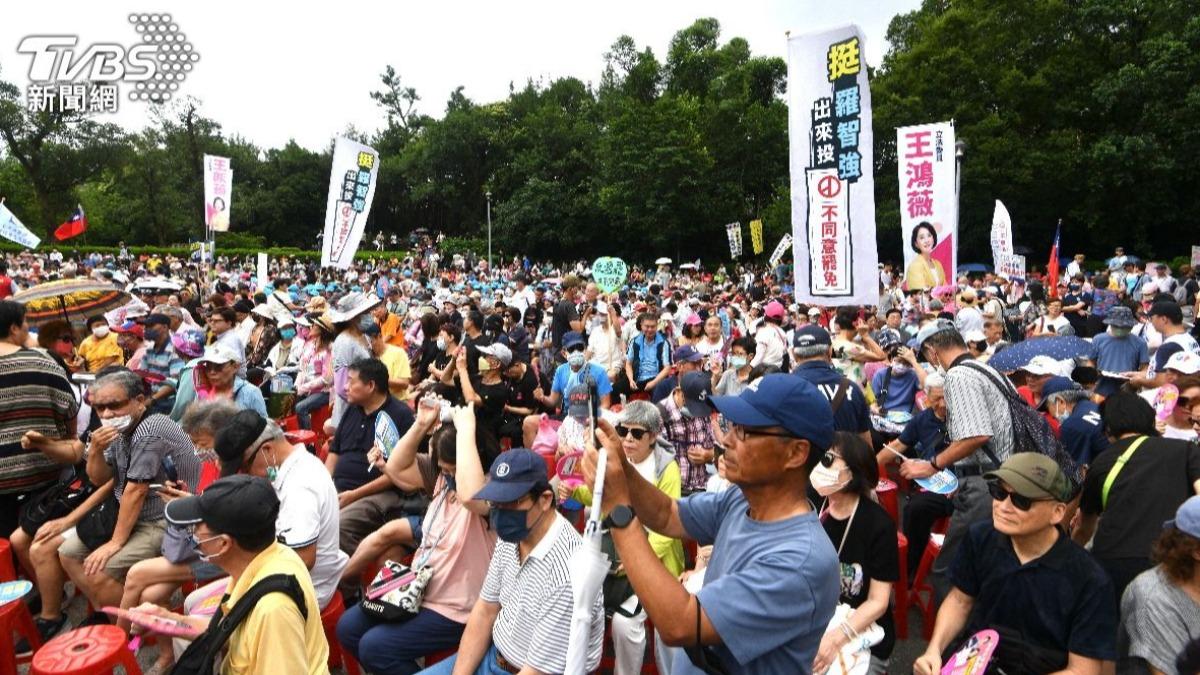 戰鬥藍6月21日號召在榮星花園集結反惡罷造勢,人潮爆滿。(圖/胡瑞麒攝)