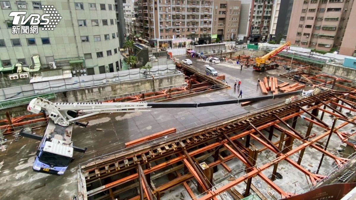 台中工地驚魂,數噸起重機側翻。(圖/TVBS)