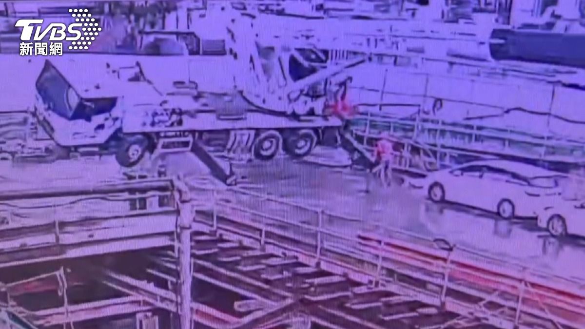 2工人千鈞一髮跳車,驚悚畫面曝!(圖/TVBS)
