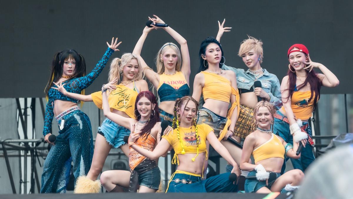 女團「HUR+」穿著象徵熱情的黃色中空主題造型登台。(圖/寬寬整合行銷提供)