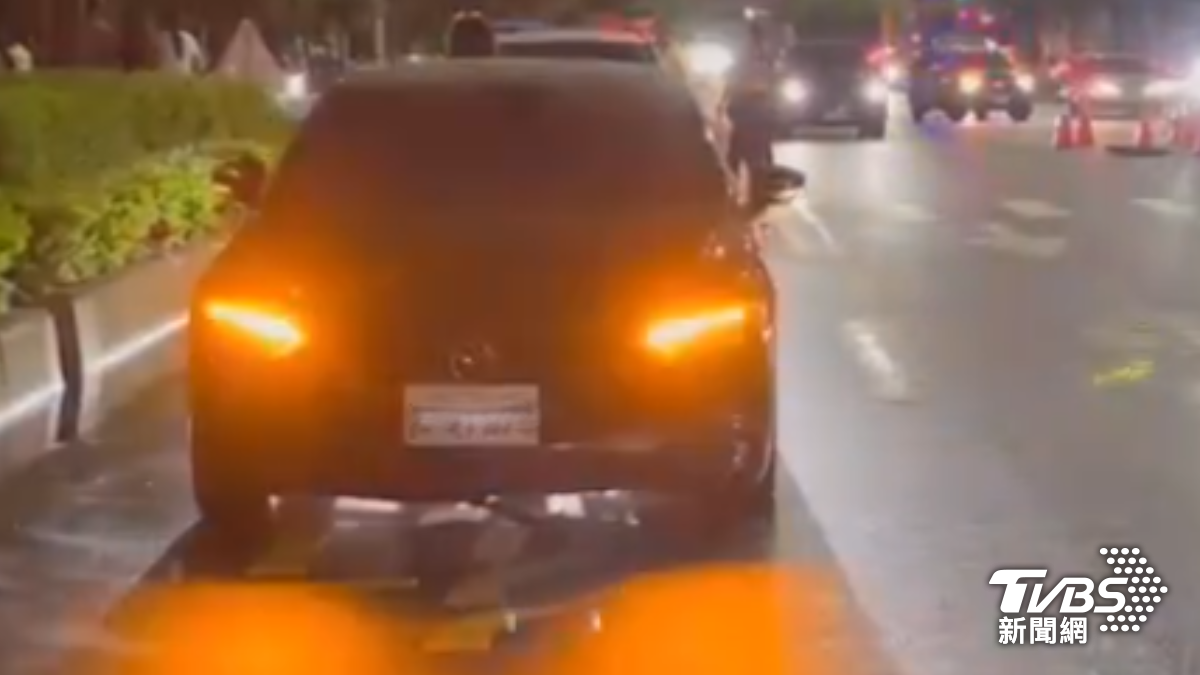 快訊/台中水溝蓋「被暴雨頂開」!20台車接連中招 爆胎、保險桿撞壞