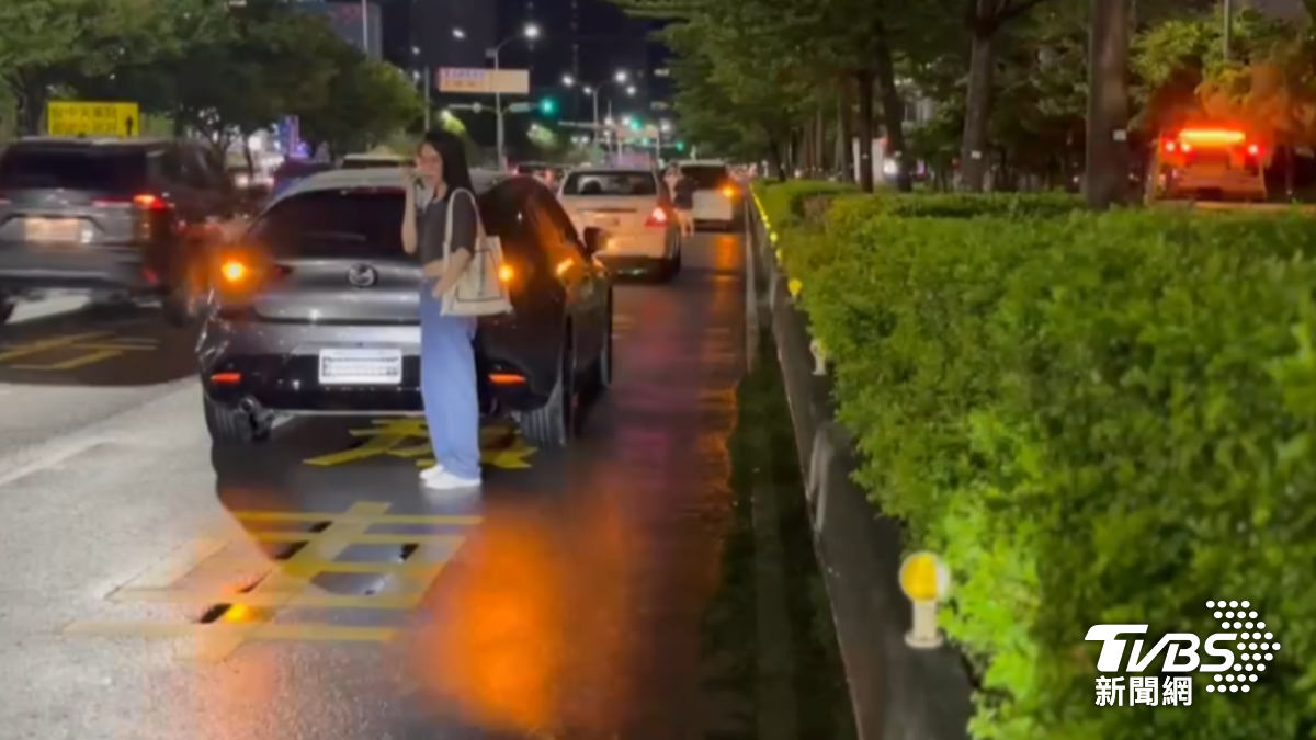 市政路朝貴路口,水溝蓋板整個隆起,造成後方經過的車子爆胎。(圖/TVBS)
