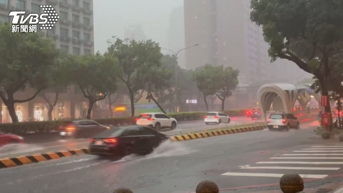 台灣大道路面變成河道。(圖/TVBS)