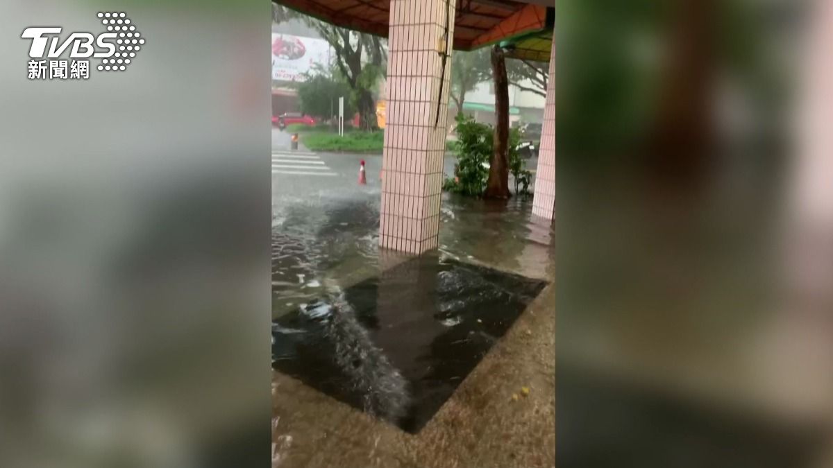 雨水直接淹進騎樓住家。(圖/TVBS)