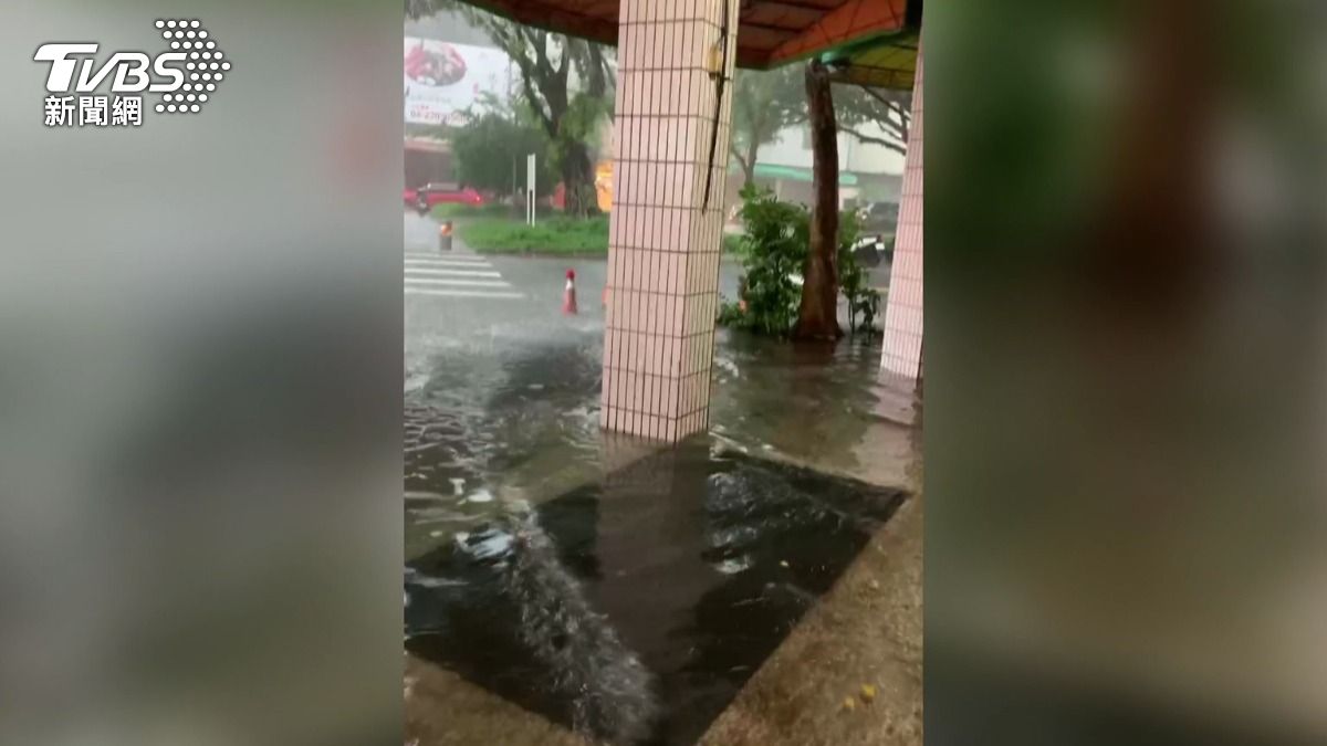 台中下大雨積水! 台灣大道淪「水上公路」 店家慘遭雨水侵襲