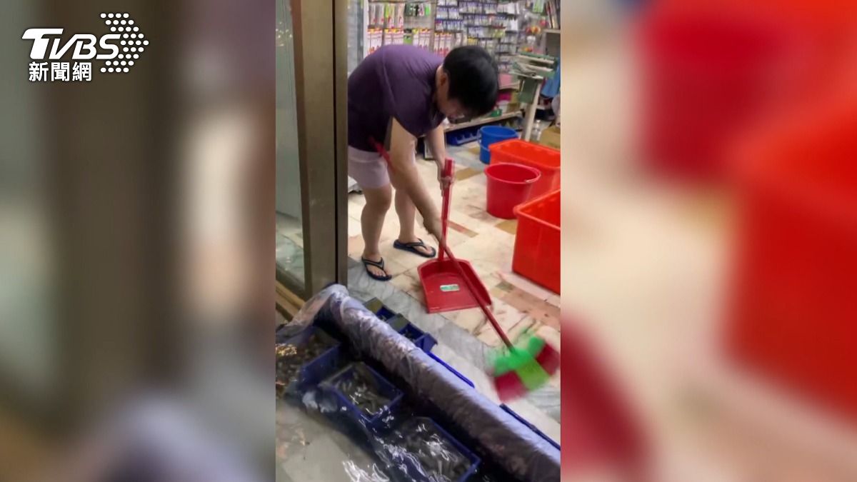 住戶急忙擋水,避免屋內也遭殃。(圖/TVBS)