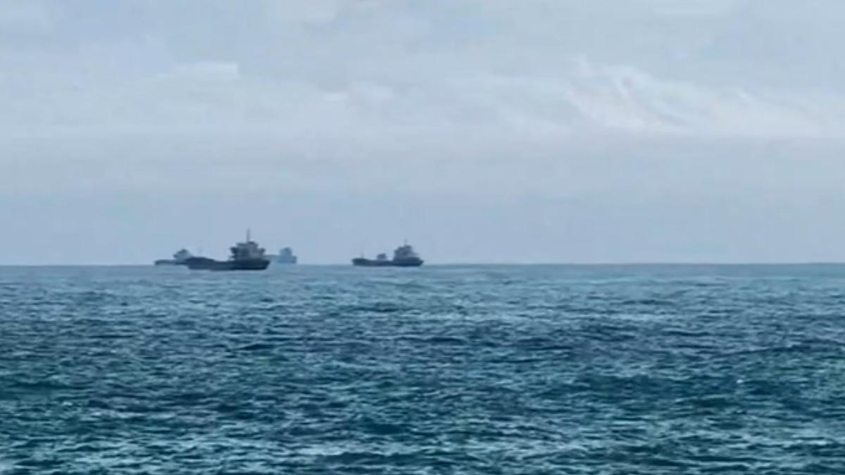 金門料羅外海有超過20艘疑似中國大陸籍貨輪聚集,海巡趕緊出動驅離。(圖/TVBS)