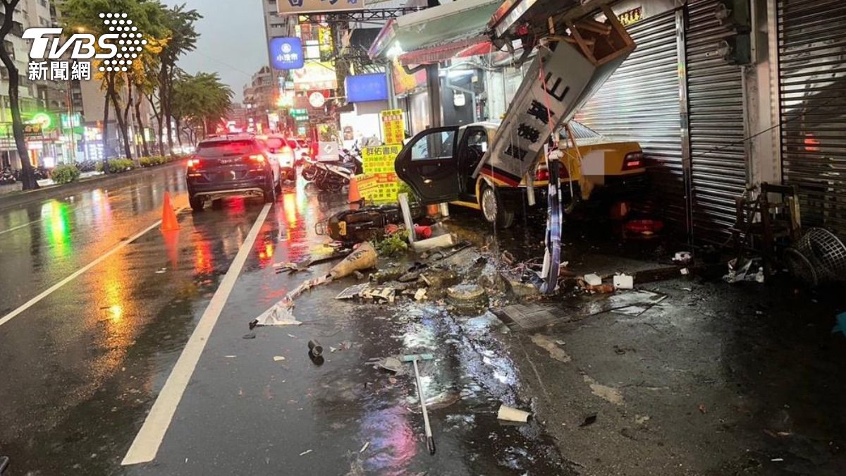 楊男不知何故，車輛突向右偏駛，進而衝撞至3間民宅及路邊停車3輛機車。（圖／TVBS）