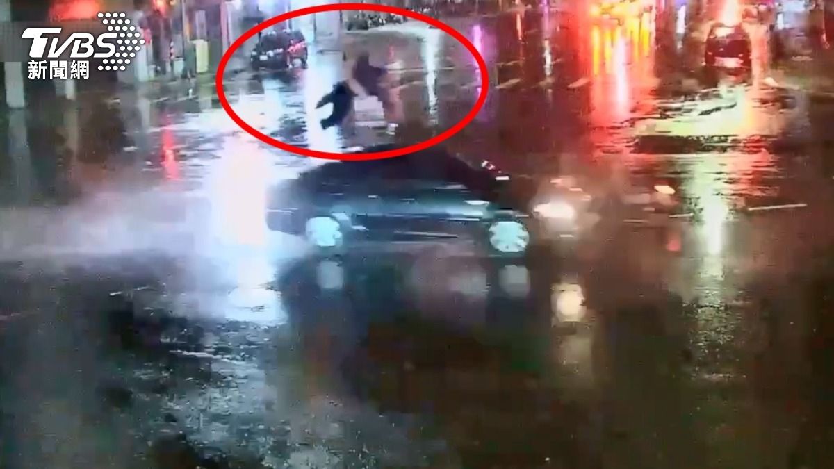 有片／高雄騎士疑酒駕「外側左轉」遭撞　噴飛滑行血流一地