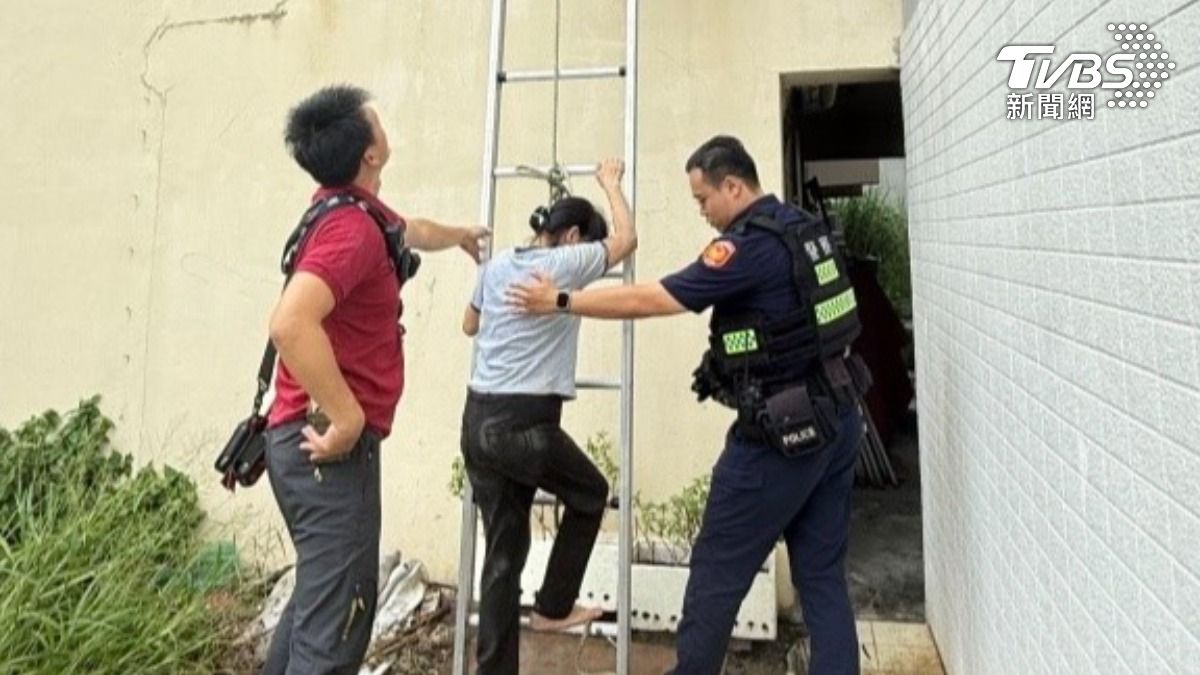 最後在警消幫助嚇婦人順利脫困。(圖/TVBS)