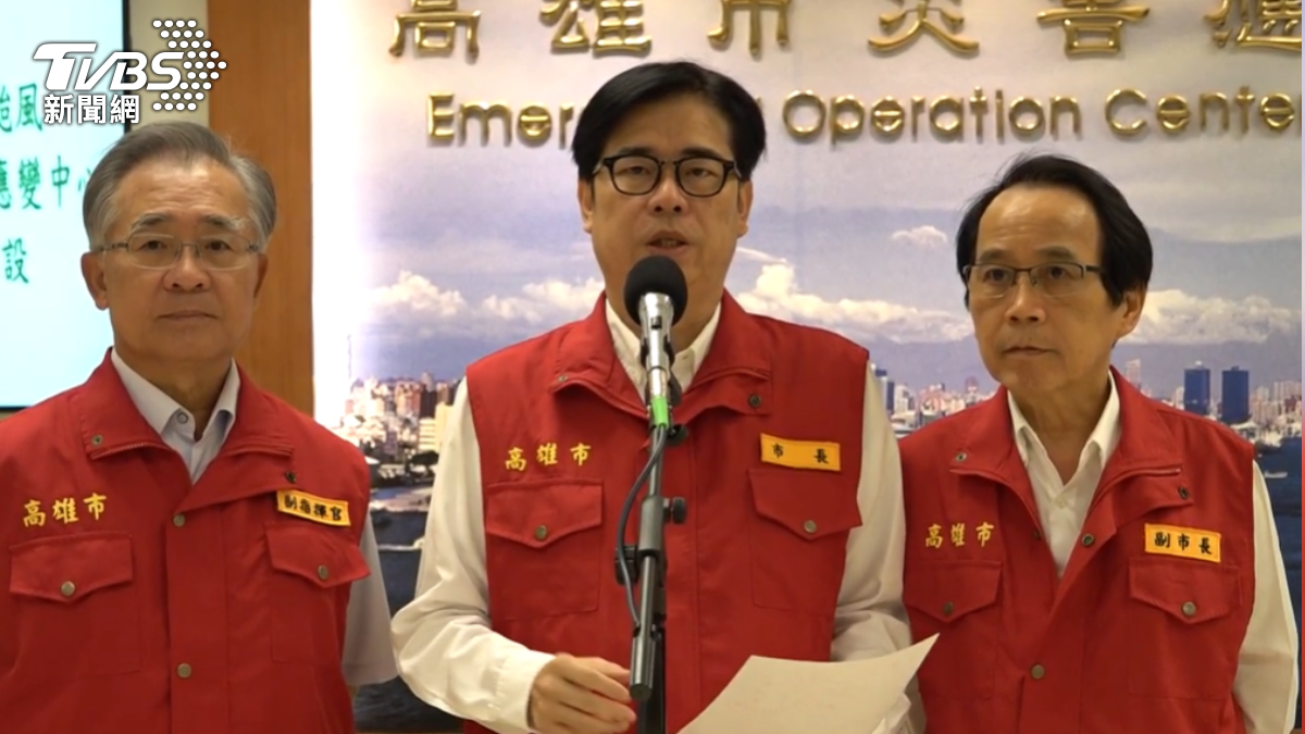 高雄市長陳其邁（中）主持災害應變會議。（圖／TVBS）