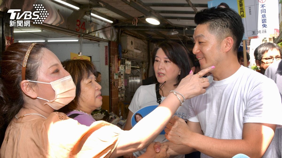 多圖／吸婆媽票！陪王鴻薇掃街反罷免　蔣萬安穿「我不同意」催票