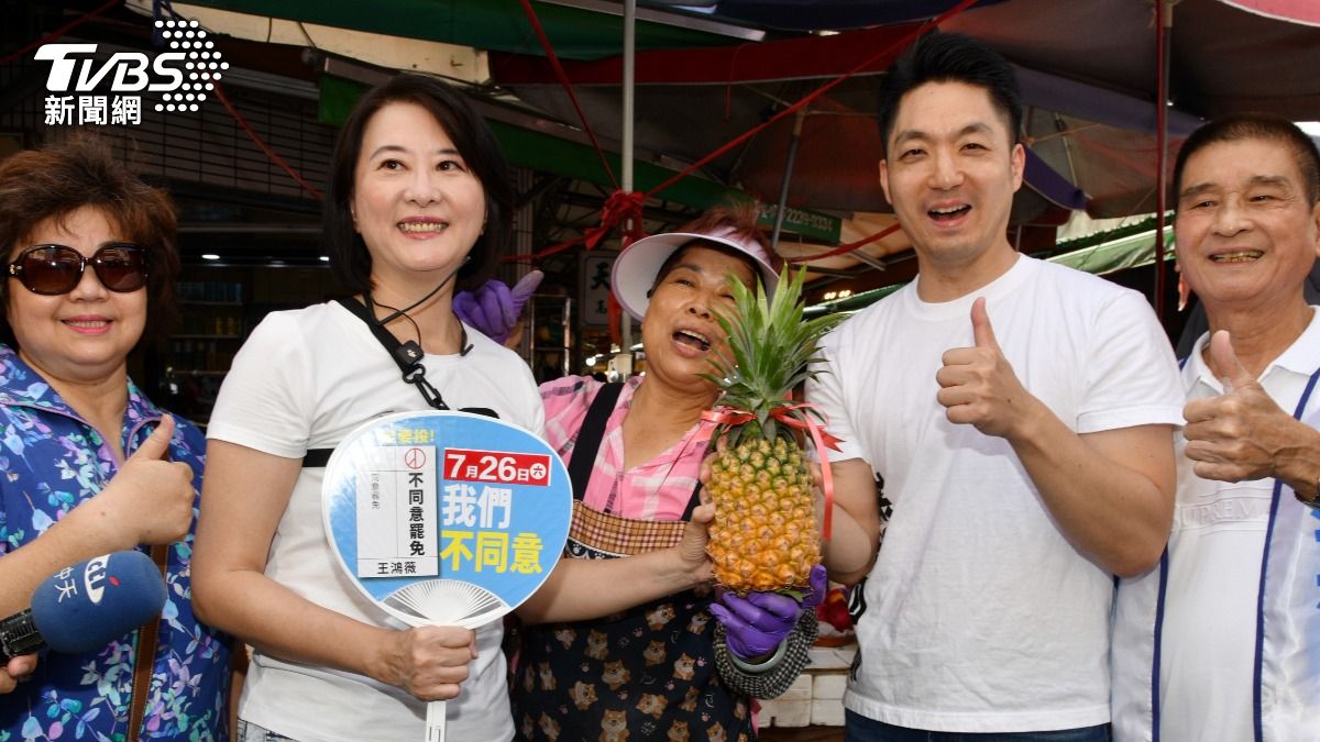 台北市長蔣萬安上午陪同王鴻薇市場掃街反罷免。(圖／胡瑞麒攝)